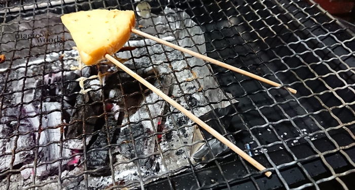 自宅でキャンプ飯、キャンプギアを使った家飯炭火串焼きチーズ